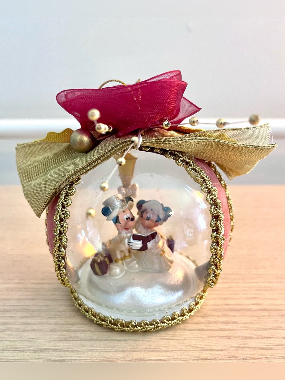 Disney Parks Mickey Minnie Mouse Christmas Carolers Glass Diorama Ornament